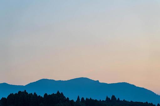 山に沈む夕日 山に沈む夕日の写真