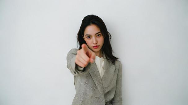 指をさすビジネスウーマン2 指をさすビジネスウーマン2の写真