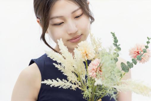ドライフラワーの花束を持つ女性 ドライフラワーの花束を持つ女性 女性,花,花束の写真素材