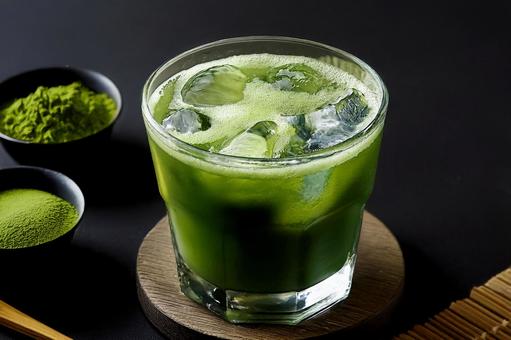 机の上の冷たい抹茶の写真