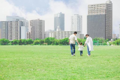 公園で遊ぶ親子 公園で遊ぶ親子の写真