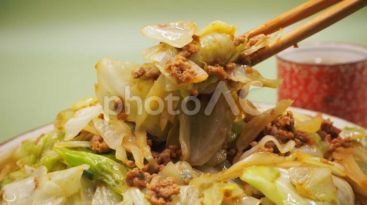 キャベツの肉味噌炒め（食べるシーン） キャベツ,肉味噌炒め,挽き肉の写真素材