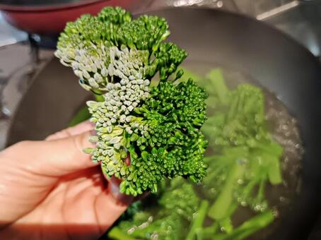 ブロッコリー茹で途中 茹でブロッコリー,ブロッコリー,茎ブロッコリーの写真素材