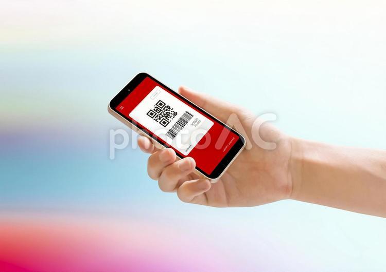 二次元コードの表示されたスマホを握る手 ABS ペイ,キャッシュレス,スマホの写真素材