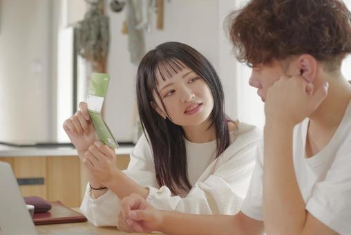 将来のお金の相談をする若い夫婦 家計管理,貯金,貯蓄の写真素材