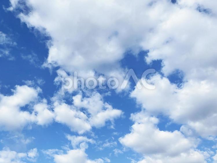 爽やかな青空ともくもく白い雲の背景素材 空,青空,雲の写真素材