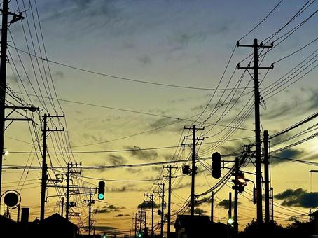 夕焼けの街並 夕焼けの街並 電線,電柱,夕方の写真素材