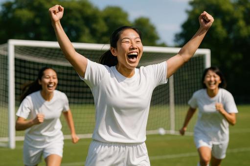 PKを決めて喜ぶ女子選手 PKを決めて喜ぶ女子選手の写真