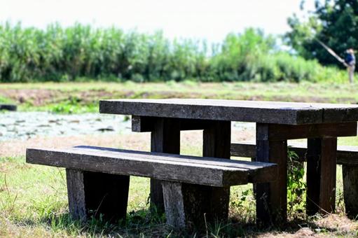 夏の午後、公園の木製ベンチ 夏の午後、公園の木製ベンチの写真