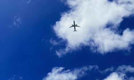 青空の中飛ぶ飛行機 青空の中飛ぶ飛行機の写真