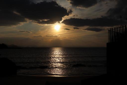 雲の合間に沈みゆく夕日 雲の合間に沈みゆく夕日の写真