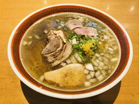 雷文文様の赤い丼に盛り付けた醤油ラーメン 雷文文様の赤い丼に盛り付けた醤油ラーメンの写真