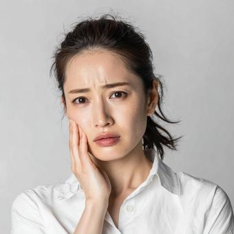 困り顔の日本人女性のポートレート 困り顔の日本人女性のポートレートの写真