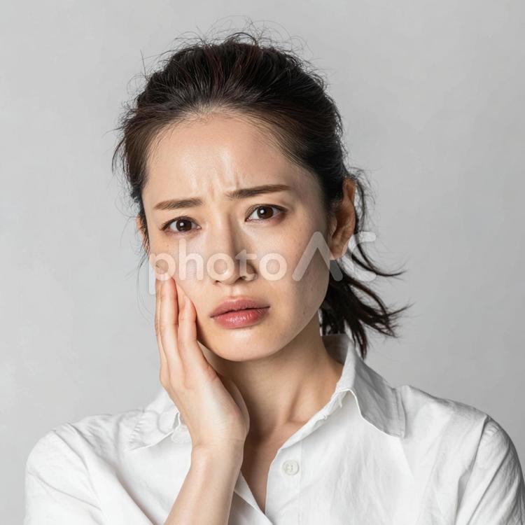 困り顔の日本人女性のポートレート 女性,日本人,若い女性の写真素材