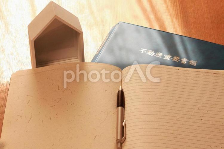 将来の家について考えるノートと書類とペン 住宅,将来,家族の写真素材