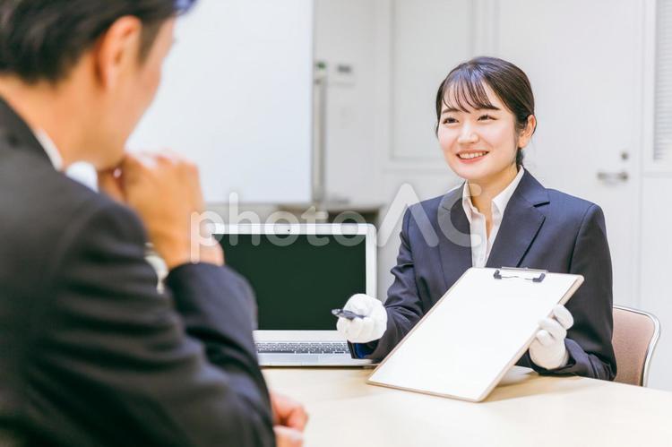 打ち合わせをする白手袋をつけた女性 契約,書類,打ち合わせの写真素材