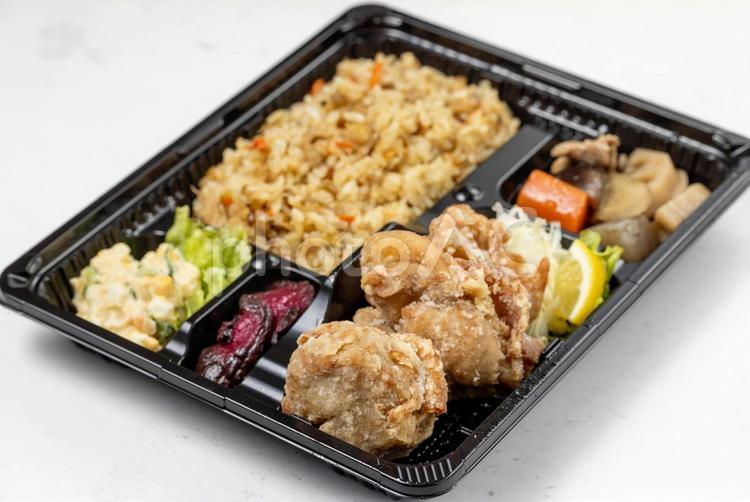炊き込みご飯と唐揚げのお弁当 唐揚げ,チキン,鶏肉の写真素材