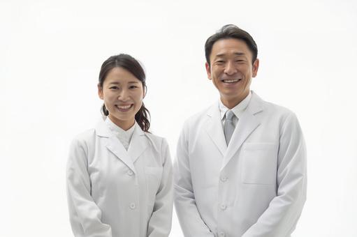 男女歯科医師の信頼感ある笑顔 男女歯科医師の信頼感ある笑顔の写真