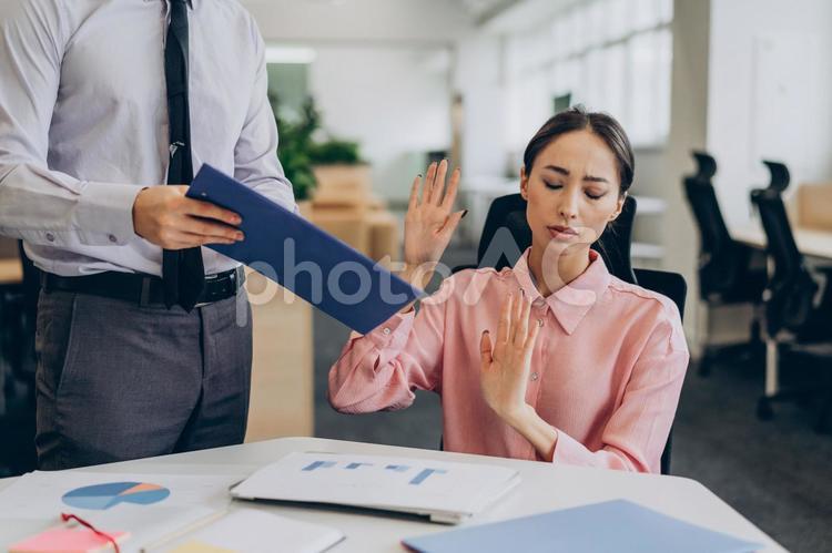オフィスで仕事を拒否している女性 コワーキング,ビジネス,女性の写真素材