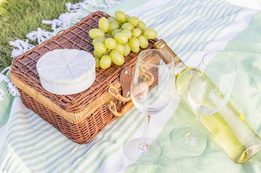 バスケットの上のカマンベールチーズとぶどう カマンベール,チーズ,ぶどうの写真素材