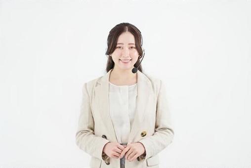 回應與耳機的亞裔女商人 回應與耳機的亞裔女商人