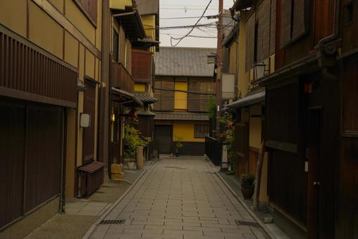 京都祇園の古い街並みの風景 京都祇園の古い街並みの風景 祇園,京町家,花街の写真素材