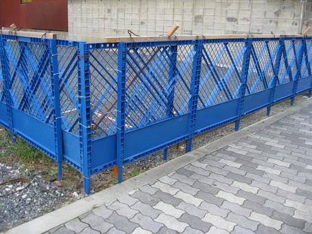 青いフェンスで囲われた工事前の土地 工事,フェンス,柵の写真素材