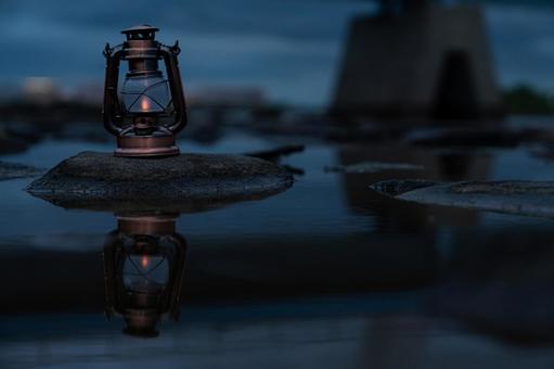 水面に映るアンティークランタン ランタン,カンテラ,灯りの写真素材