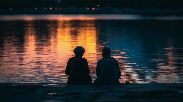 オレンジ色の水辺と感動的なシルエットの写真