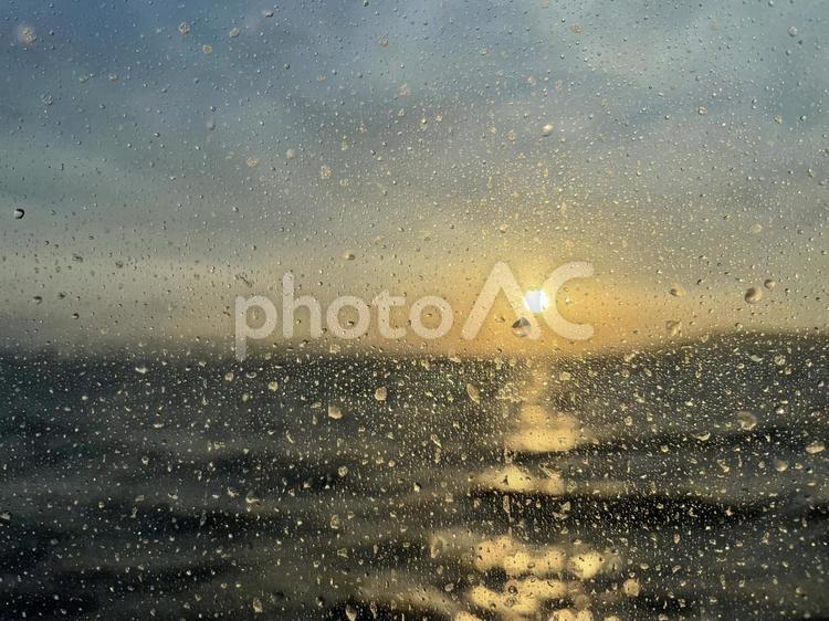 水滴と夕日と海 水滴,夕日,海の写真素材