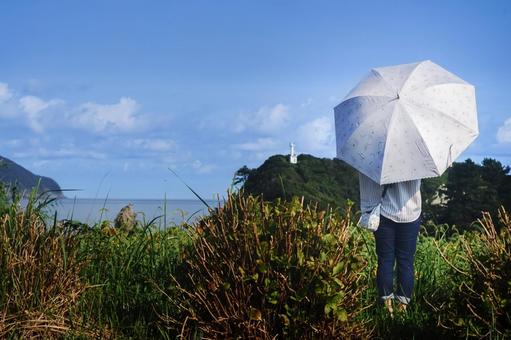 <素材>夏の海を眺める日傘の女性の後ろ姿 <素材>夏の海を眺める日傘の女性の後ろ姿 女性,青空,海の写真素材
