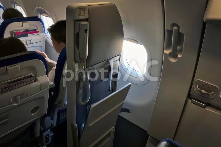 飛行機の非常口にあるキャビンアテンダント専用席・ジャンプシート ジャンプシート,機内,飛行機の写真素材