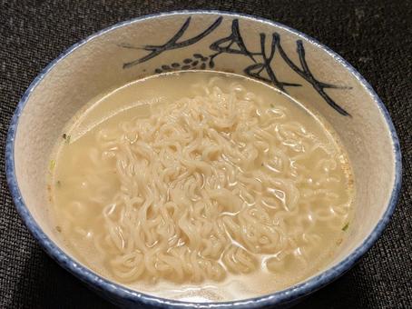 文化の日の朝に食べたインスタントラーメンの写真