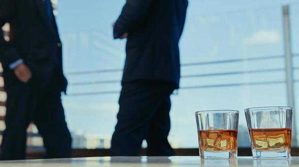 窓際のテーブルに置かれた2個のグラス ウイスキーグラス,ウイスキー,テーブルの写真素材