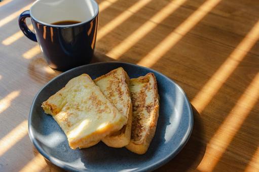フレンチトーストの朝食 フレンチトーストの朝食の写真