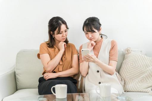 スマホを見て困る・悩む女性たち・トラブル スマホを見て困る・悩む女性たち・トラブル スマホ,スマートフォン,トラブルの写真素材