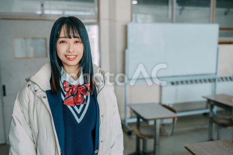 学校で楽しそうに微笑む女子高生 女子高校生,高校生,学生の写真素材
