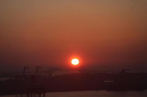 オレンジの太陽と空と港湾の朝の風景 オレンジの太陽と空と港湾の朝の風景の写真