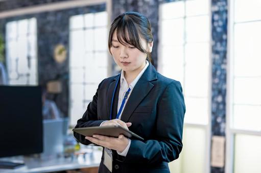 タブレット操作 タブレット操作 女性,タブレット,ビジネスウーマンの写真素材