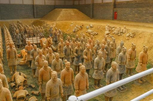 歴史を伝える兵馬俑の隊列 歴史を伝える兵馬俑の隊列の写真