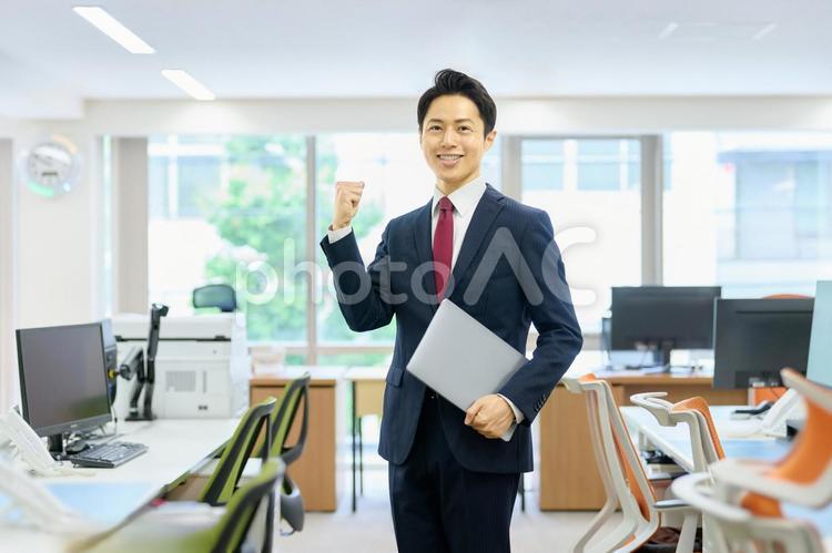 ガッツポーズするビジネスマン　パソコン ビジネスマン,ガッツポーズ,オフィスの写真素材