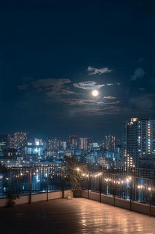 テラスから見る夜景と満月 テラスから見る夜景と満月の写真