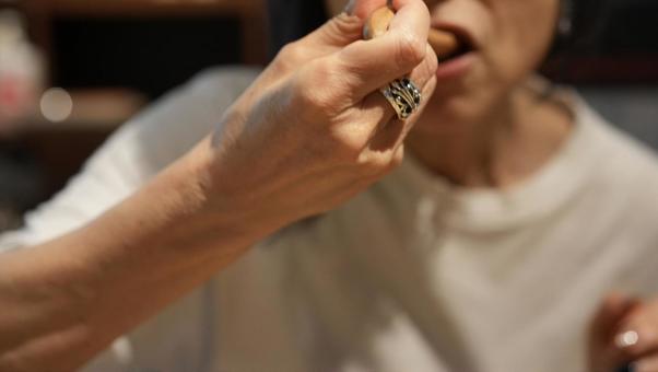 料理を食べる女性 料理を食べる女性 料理,食べる,女性の写真素材