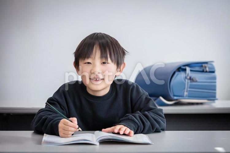 カメラ目線の小学生 小学生,ランドセル,男の子の写真素材