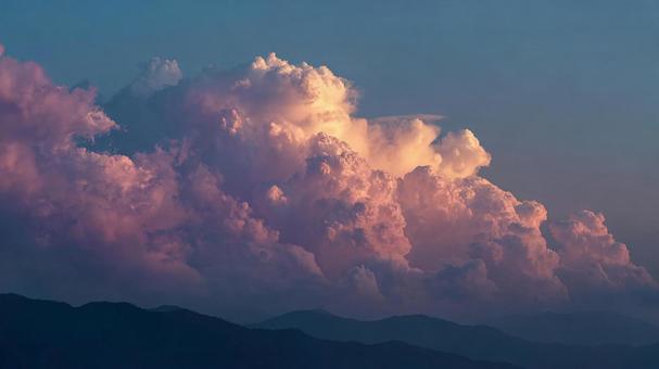 夕暮れ時にピンク色に染まる巨大な積乱雲 夕暮れ時にピンク色に染まる巨大な積乱雲の写真