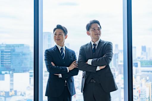 腕組みをするミドル世代のビジネスマン 腕組みをするミドル世代のビジネスマン ビジネスマン,スーツ,男性の写真素材