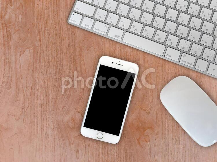 キーボードとマウスとスマートフォン１ キーボード,マウス,macの写真素材