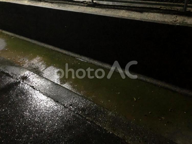 夜の雨の日の川 通り,道路,ぼかしの写真素材