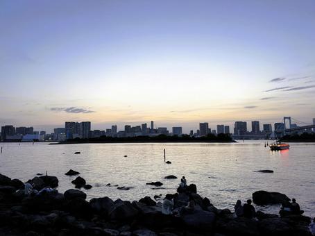 夕暮れのお台場から見た東京の景色 夕暮れのお台場から見た東京の景色の写真