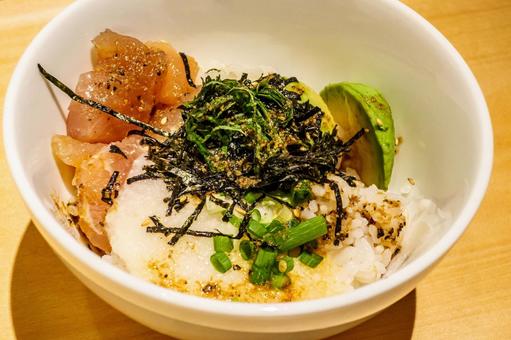 マグロとアボカドのとろろごはん マグロとアボカドのとろろごはん どんぶり,食事,マグロの写真素材